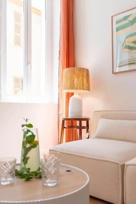 Charmant T3 Sur Jolie Place, Parking Inclus, Clim La Ciotat Apartment